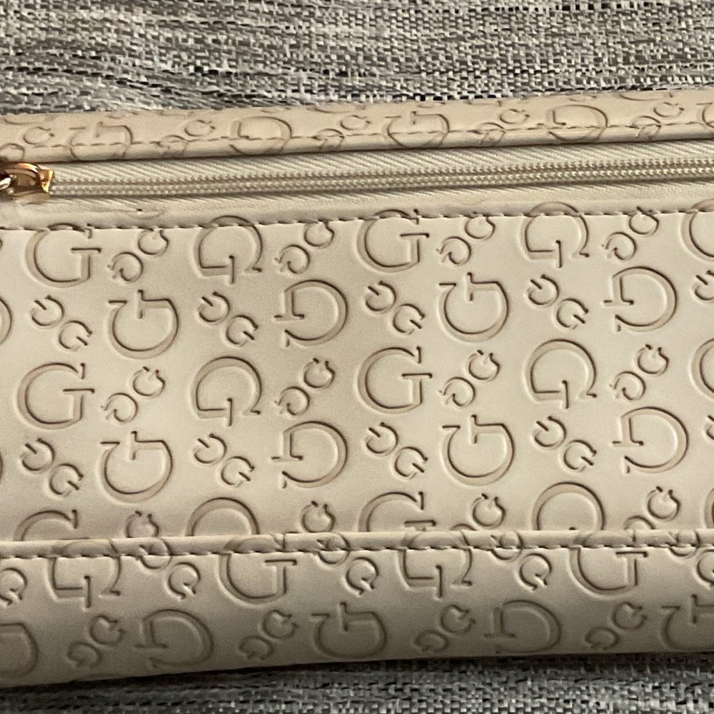 GUESS Wallet - Picture 4 of 5